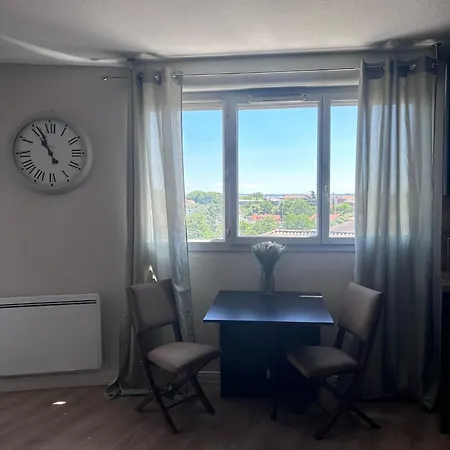 Joli T2 Metro La Vache *